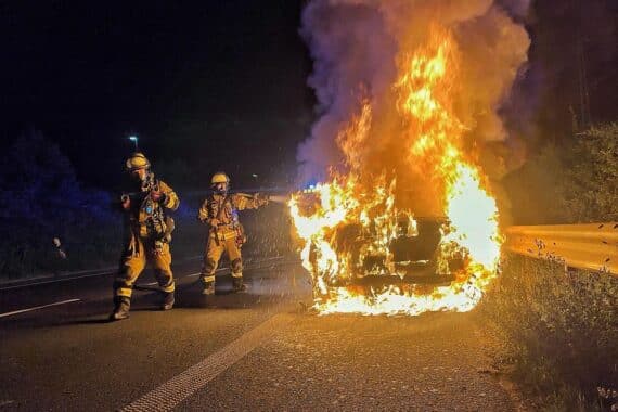 Brennendes Auto in Neuss, Feuerwehr im Einsatz, nachts, keine Verletzten, Brandursache unklar.