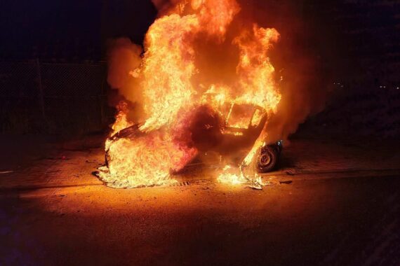 Feuerwehr löscht brennenden Pkw im Ortskern von Altencelle, Einsatz unter schwerem Atemschutz.