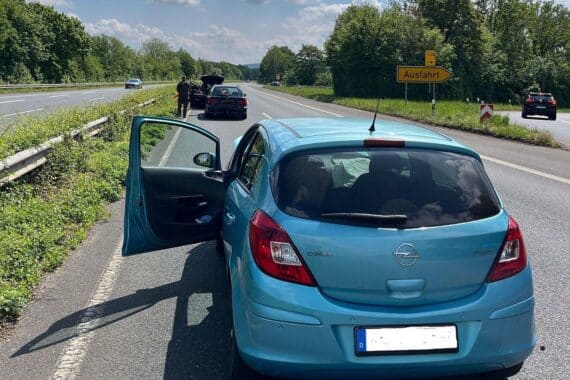 Falschfahrer verursacht Unfall: Opel-Fahrerin schwer verletzt, Polizei sucht Zeugen.