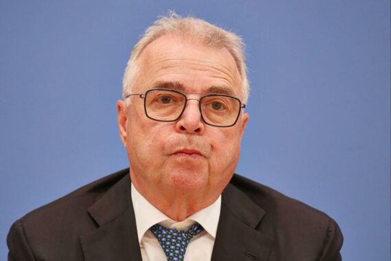 Rainer Kirchdörfer kritisiert Bundesregierung für unzureichende Unterstützung deutscher Familienunternehmen und Wirtschaft.