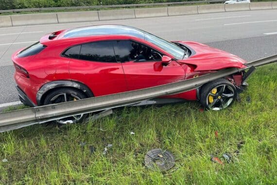 Unfall auf Autobahn: Ferrari prallt gegen Leitplanke, hoher Sachschaden, zum Glück keine Verletzten.