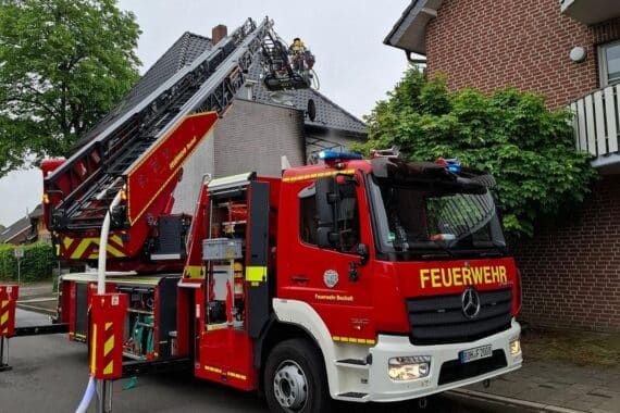 Feuerwehr löscht Brand in Mehrfamilienhaus, Balkon in Flammen, Bewohnerin verletzt.