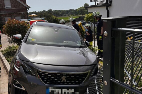 Feuerwehr Schermbeck bei Einsätzen: Ölspuren und Verkehrsunfall, Rettung von eingeklemmter Person.