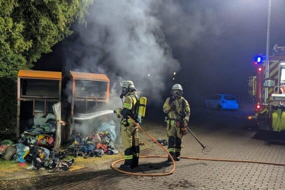 Brennende Altkleidercontainer am Westwall, Feuerwehr im Einsatz zur Brandbekämpfung und Rettung.