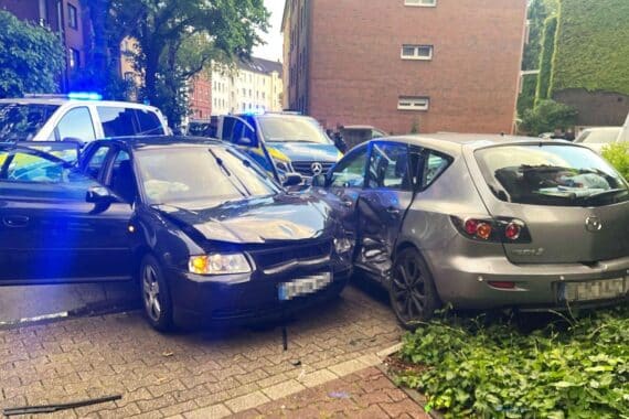 Berauschte Autofahrerin verursacht Unfall, flüchtet, wird von Polizei festgenommen. Verkehrssituation angespannt.