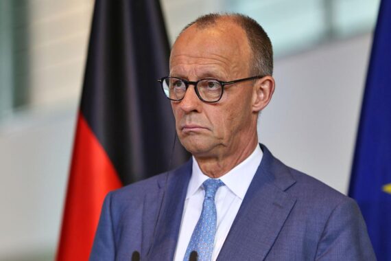 Umfrageergebnisse zeigen die politische Stimmung in Deutschland: AfD führt, Unzufriedenheit mit Merz.