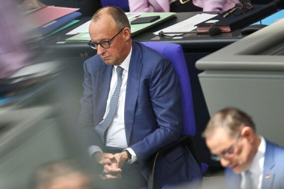 Friedrich Merz und Tino Chrupalla diskutieren politische Umfragedaten zur Wählergunst in Deutschland.