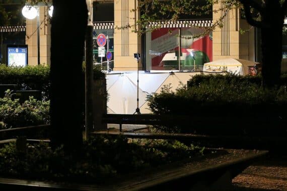 Auto in Menschenmenge nach Amokfahrt; Trauer und Sicherheitsbedenken in Leipzig.