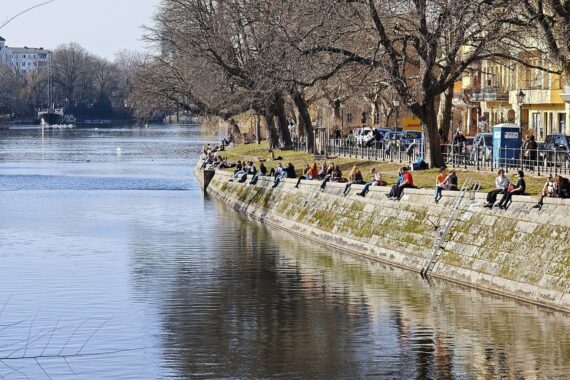 Blühende Bäume und strahlende Sonne in Berlin, Symbol für milden Frühling 2026.