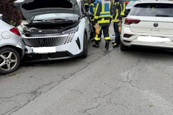 Verkehrsunfall mit fünf Fahrzeugen, Feuerwehr im Einsatz, Verletzte werden versorgt, Straße gesperrt.