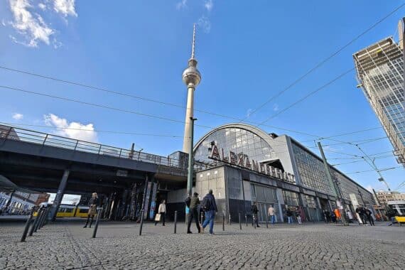 Polizei am Alexanderplatz: Festnahmen nach Körperverletzung und aggressivem Verhalten von Begleitern.