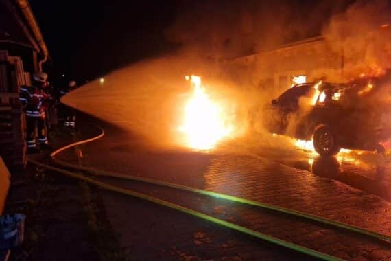 Werkstattbrand in Gundelfingen: Feuerwehr im Einsatz, Flammen, Drehleiter, keine Verletzten, Ermittlungen laufen.