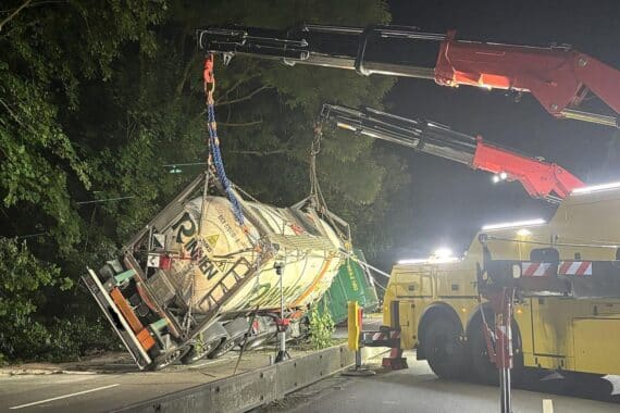 Lastwagenunfall auf Bundesstraße; Feuerwehr im Einsatz zur Bergung und Gefahrenbewältigung.
