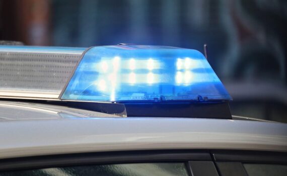 Polizeiabgesperrte A81 nach Brückeneinsturz; Stahlträger auf Autobahn, schwer verletzte Person, Umleitungen.