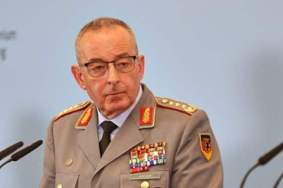 Generalinspekteur Carsten Breuer in Uniform, symbolisiert militärische Bereitschaft und internationale Zusammenarbeit der NATO.