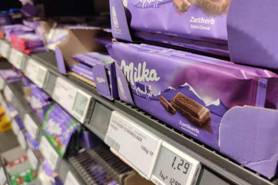 Milka-Schokolade mit identischer Verpackung, aber verringerter Füllmenge wegen Wettbewerbsrechtsverletzung.