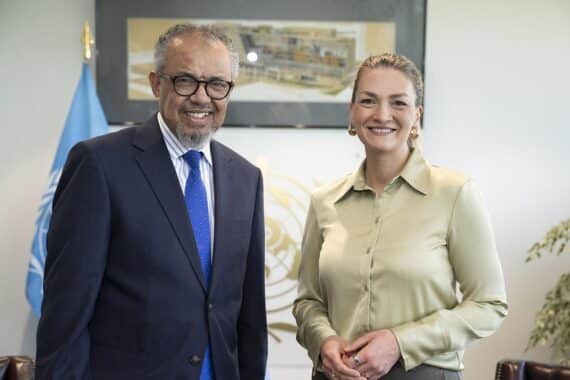 Dr. Tedros Adhanom Ghebreyesus und Judith Gerlach diskutieren internationale Gesundheit und Klimawandel.