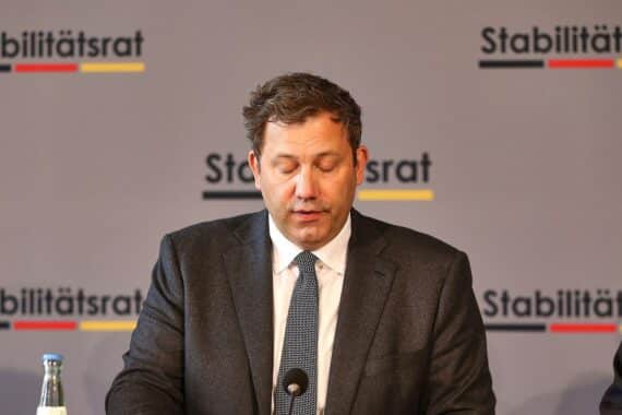 Klaus Reinhardt kritisiert Krankenkassengesetz, betont gesamtgesellschaftliche Verantwortung und fordert Reformüberprüfung.