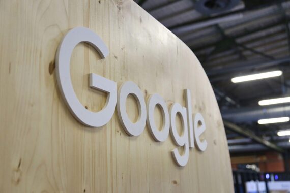 Google und Apple kooperieren: Siri-Funktionen laufen künftig über Google Cloud.