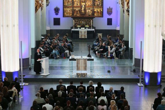 Hundert Trauernde versammeln sich in der Universitätskirche zum Gedenken an Amokfahrt-Opfer.