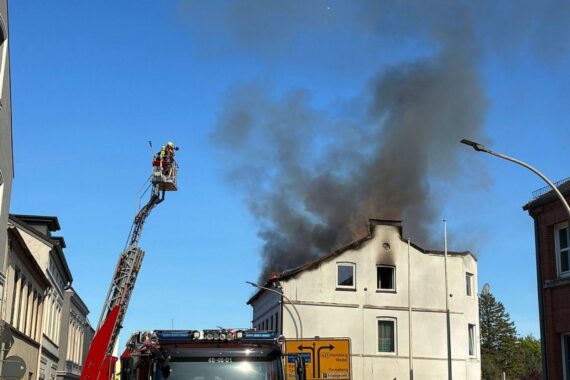 Dachstuhlbrand in Uetersen: Feuerwehrkräfte im Einsatz, massive Rauchentwicklung, Rettung von Anwohnern.
