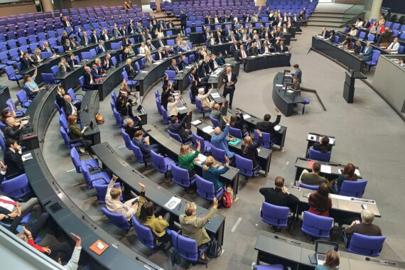 Bundestagsdebatte über Diätenerhöhung: Grüne Fraktion plant Gesetzesinitiative zur Aussetzung.