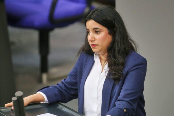Misbah Khan diskutiert den Umbau des "Demokratie leben"-Programms im Bundestag.