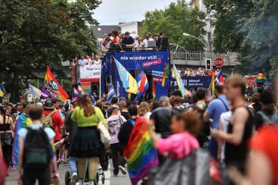 Bunte Parade zum Christopher-Street-Day mit demonstrierenden Teilnehmern, die Vielfalt und Akzeptanz feiern.