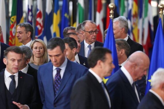 EU-Flagge und Staatschefs bei einer Besprechung zur Sicherheitspolitik, um Einigkeit zu demonstrieren.