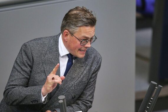 Konstantin von Notz kritisiert Gesetzesentwurf zur Cybersicherheit in Berlin. Debatte zwischen Grünen und SPD.