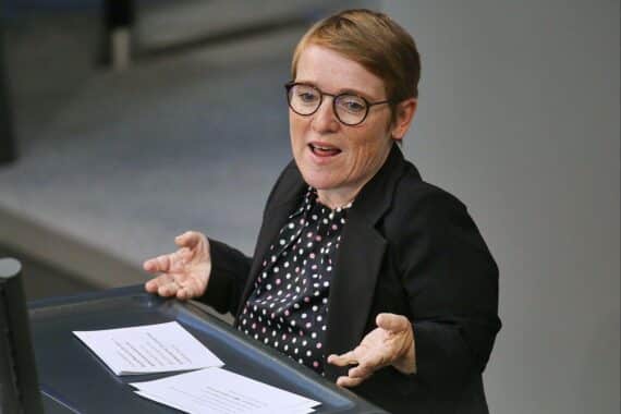 Simone Fischer diskutiert Pflegefinanzierung im Bundestag, kritisiert unausgereifte Reformvorschläge für Kinderlose.
