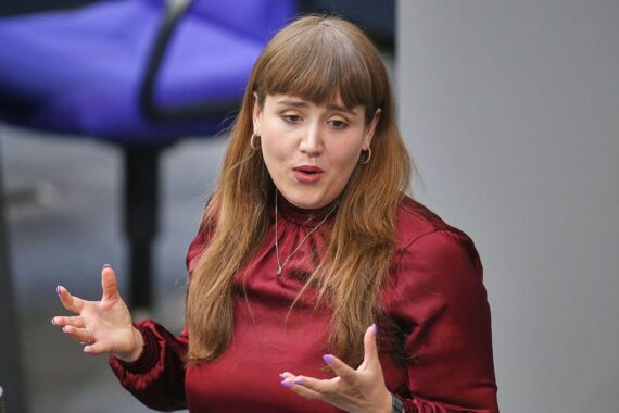 Ricarda Lang diskutiert für die Grünen über Arbeitszeitmodelle und Mitbestimmung im Bundestag.