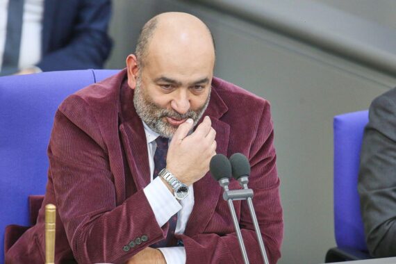 Omid Nouripour und Cem Özdemir symbolisieren Vielfalt und Hoffnung in Deutschlands Politik.