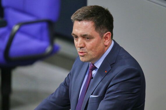 Politiker im Bundestag diskutieren über Unterstützung für AfD-Kandidaten Malte Kaufmann.