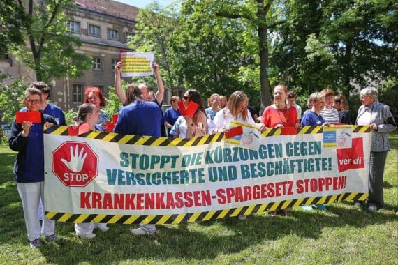 Proteste vor dem Kanzleramt: Verdi-Mitglieder fordern soziale Gerechtigkeit und Reformen gegen soziale Kälte.