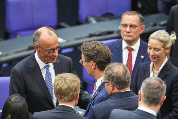 Felix Banaszak kritisiert Kanzlertausch-Gerüchte, betont stabile Regierungsarbeit und erfolgreiche Zusammenarbeit in NRW.
