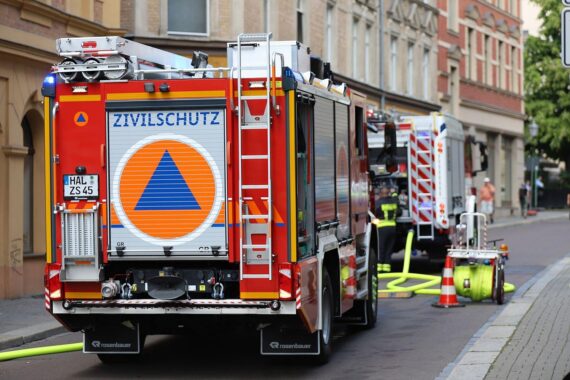 Feuerwehr und Zivilschutz beim Einsatz: Dringlichkeit für bessere Krisenstrategien und Bevölkerungsschutz.