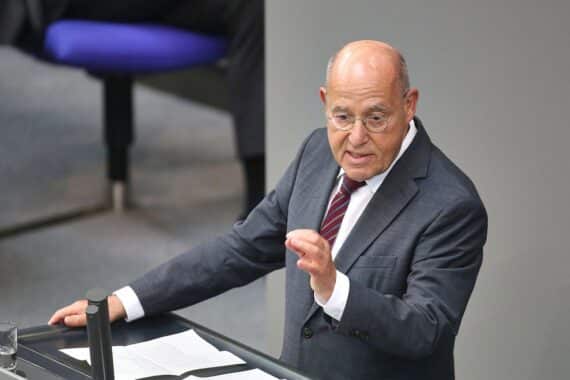 Gregor Gysi diskutiert über die Union, Linke und politische Brandmauern im Osten Deutschlands.