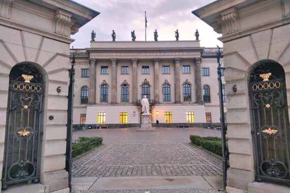 Vorträge zur Klimapolitik an der Humboldt-Universität, Experten diskutieren globale Herausforderungen und Lösungen.