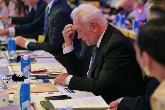 Wolfgang Kubicki während einer politischen Veranstaltung, umgeben von Mitgliedern der FDP.