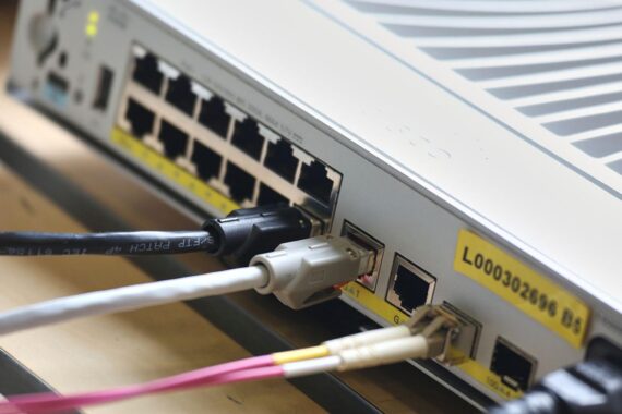 Netzwerk-Patchpanel mit Kabeln: Symbol für den Wunsch nach schnellerer Digitalisierung in Deutschland.