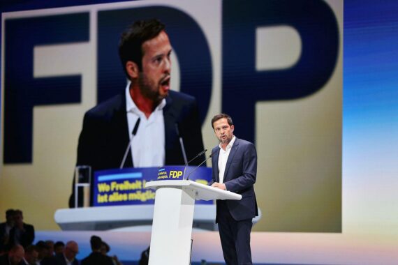 Martin Hagen feiert seinen Amtsantritt als FDP-Generalsekretär nach umstrittenem Wahlergebnis.