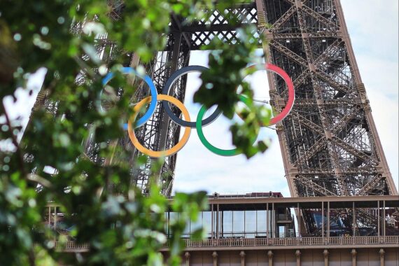 Eiffelturm mit Olympischen Ringen symbolisiert abgelehnte Olympiabewerbung Hamburgs und Bürgerentscheid.