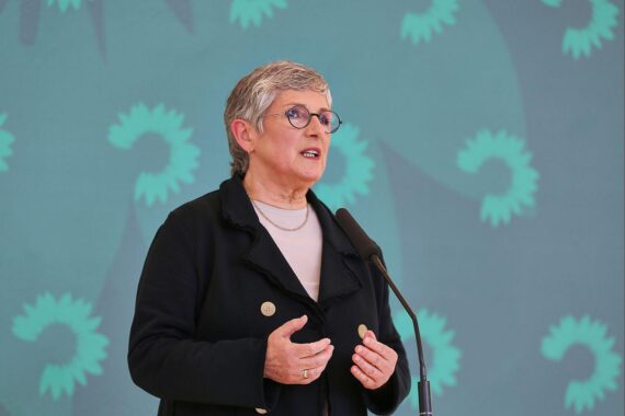 Britta Haßelmann kritisiert Friedrich Merz und fordert klare Fortschritte in der Koalition.