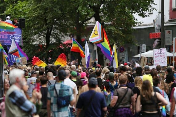 Bunte Parade mit Menschen für queere Rechte, Ausdruck von Solidarität gegen Hasskriminalität.