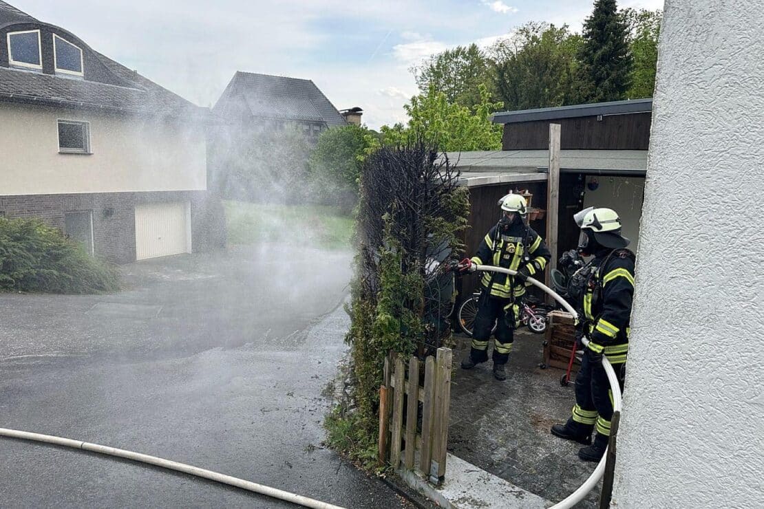 Heckenbrand in Ense-Lüttringen unter Kontrolle