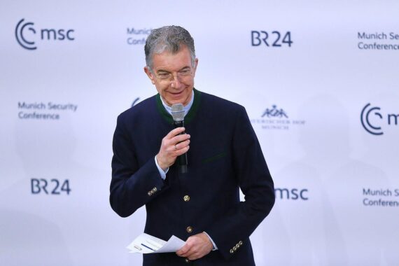 Christoph Heusgen und Philip Murphy diskutieren transatlantische Beziehungen und Herausforderungen in der Außenpolitik.
