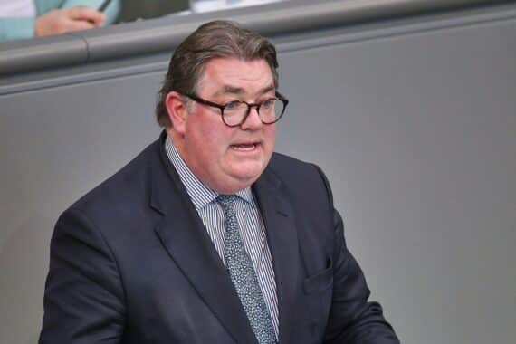 Ansgar Heveling wird als neuer Präsident des Bundesrechnungshofes vorgestellt, symbolisiert durch offizielle Präsentation.