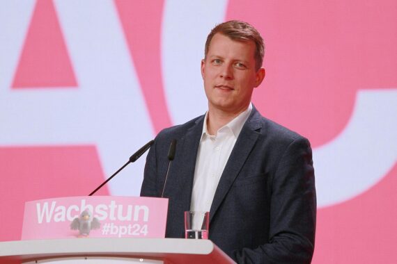 Henning Höne zieht Kandidatur für FDP-Vorsitz zurück, unterstützt Wolfgang Kubicki als neuen Vorsitzenden.