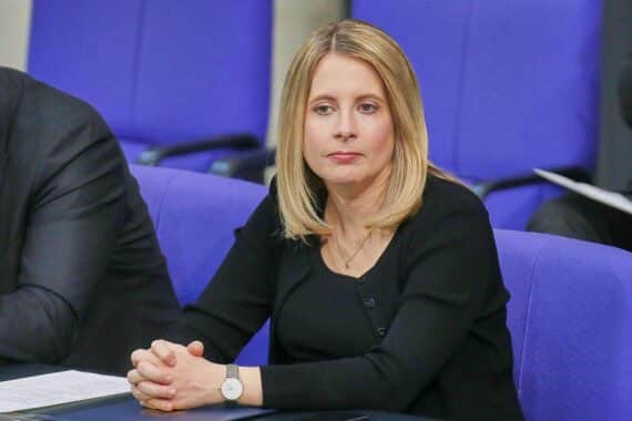 Verena Hubertz diskutiert Wohngeldreform zur Einsparung im Bundeshaushalt 2027.